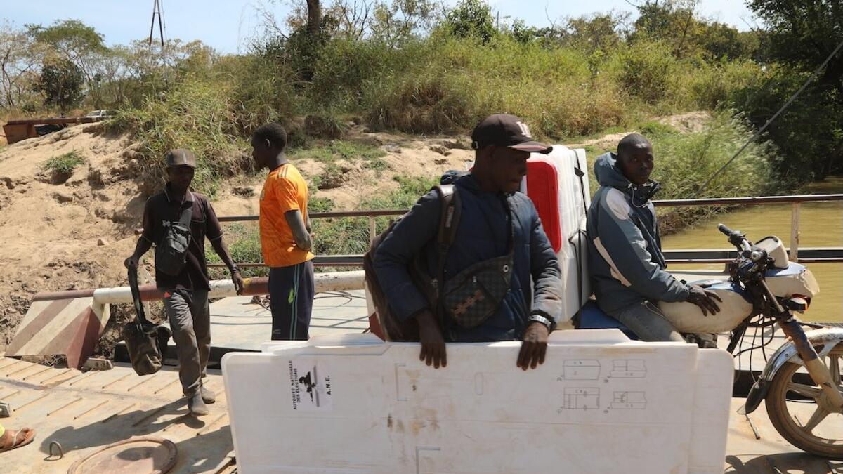 Un groupe se tient à bord d'un bateau.