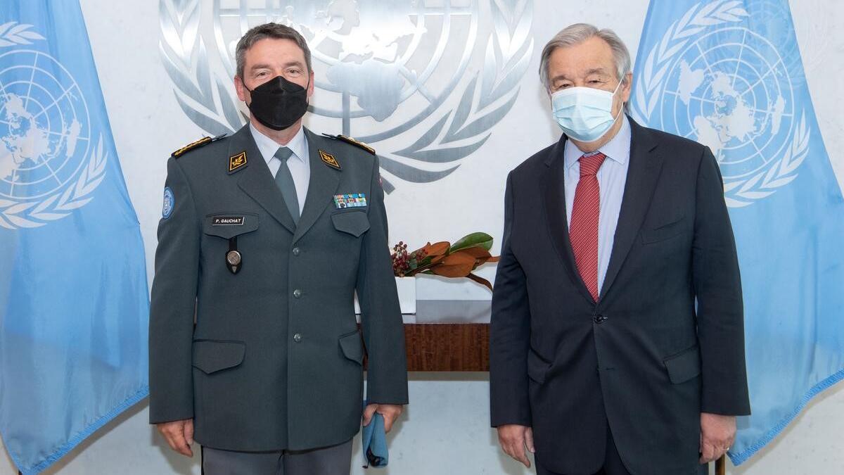 UN Secretary General Guterres stands next to Major General Gauchat
