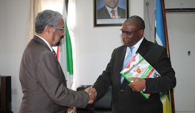 5 January 2015 - As part of his first meetings with Burundi authorities, the Special Envoy and Head of the United Nations Electoral Observation Mission in Burundi (MENUB), Cassam Uteem, on Monday afternoon met with the Minister of External Relations and International Cooperation, Laurent Kavakure.