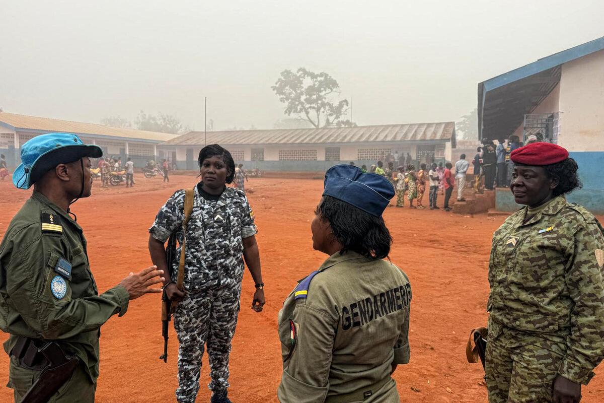 Du personnel militaire et policier se tient à l’extérieur.
