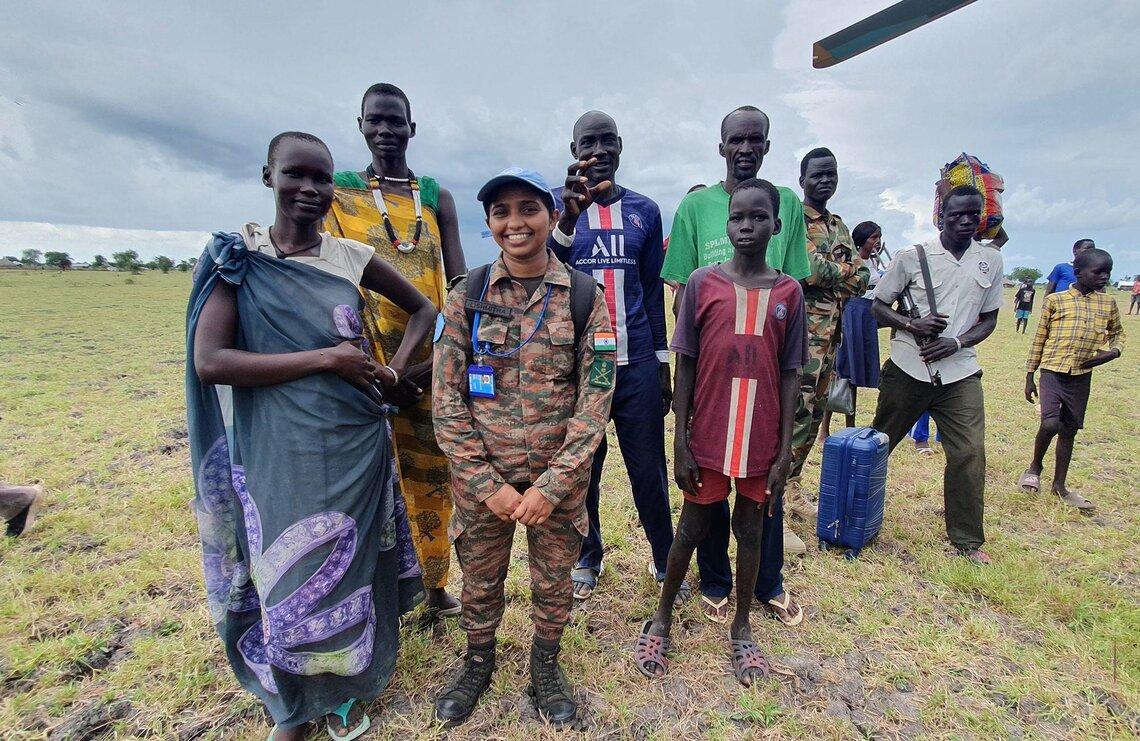 Observatrice militaire de l'ONU au Soudan du Sud (au premier plan, à droite), chargée de sensibiliser les communautés